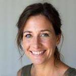 Photo d'Élisabeth Dupont, fondatrice d'Encre Voyage, souriante et élégante.